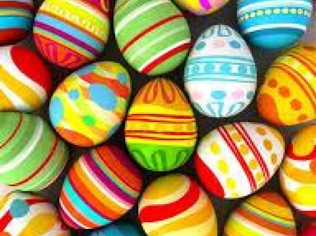 Uova di Pasqua colorate con motivi vivaci e variopinti.